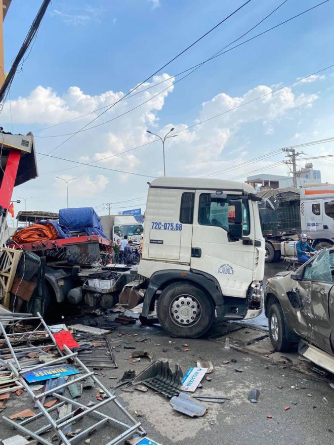 CLIP: Xe đầu kéo tông hàng loạt xe máy và ôtô, húc tan hoang nhà dân ở Đồng Nai - 2