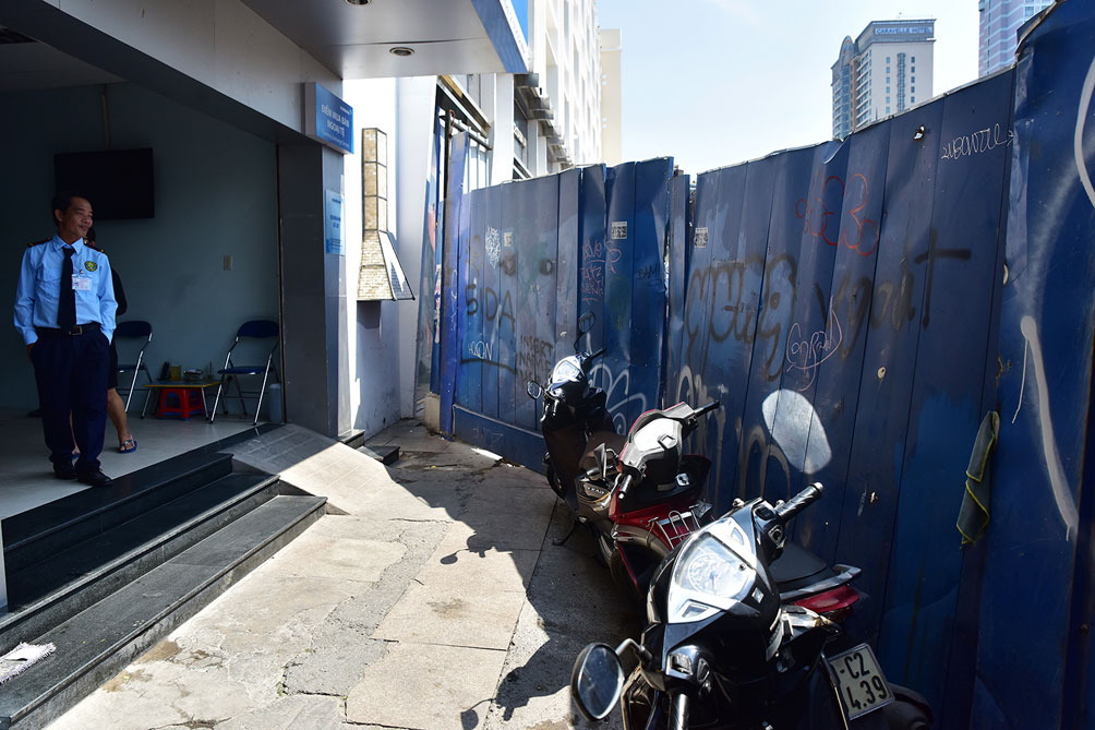 Cảnh người dân luồn lách, cúi đầu bên rào chắn metro sắp tháo dỡ ở trung tâm Sài Gòn - 11