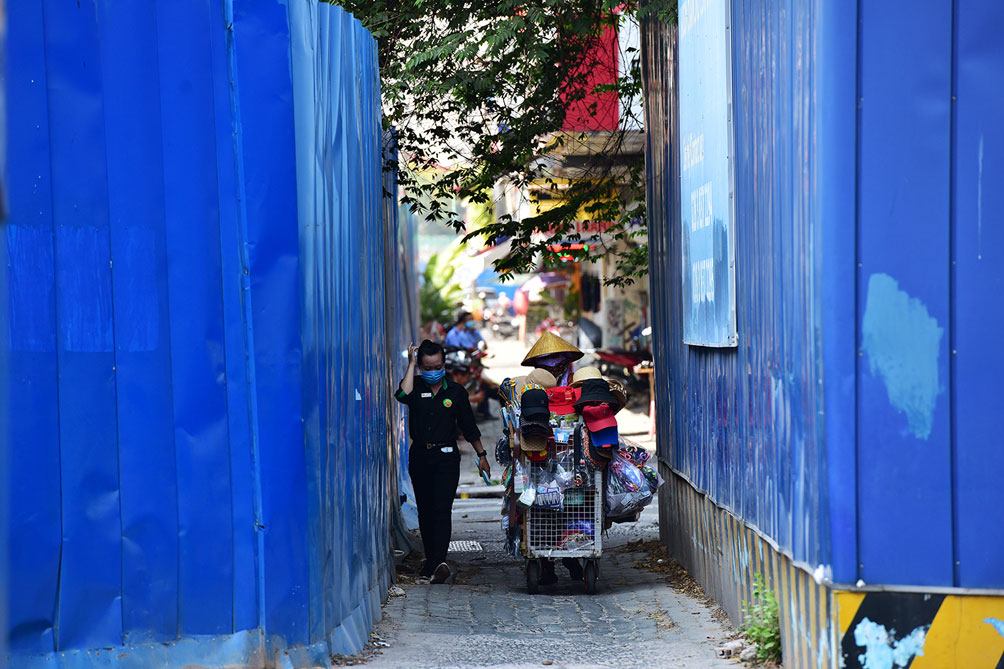 Cảnh người dân luồn lách, cúi đầu bên rào chắn metro sắp tháo dỡ ở trung tâm Sài Gòn - 12