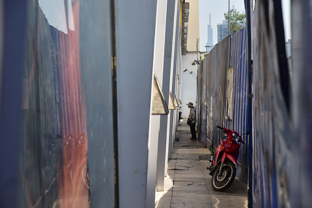 Cảnh người dân luồn lách, cúi đầu bên rào chắn metro sắp tháo dỡ ở trung tâm Sài Gòn - 13