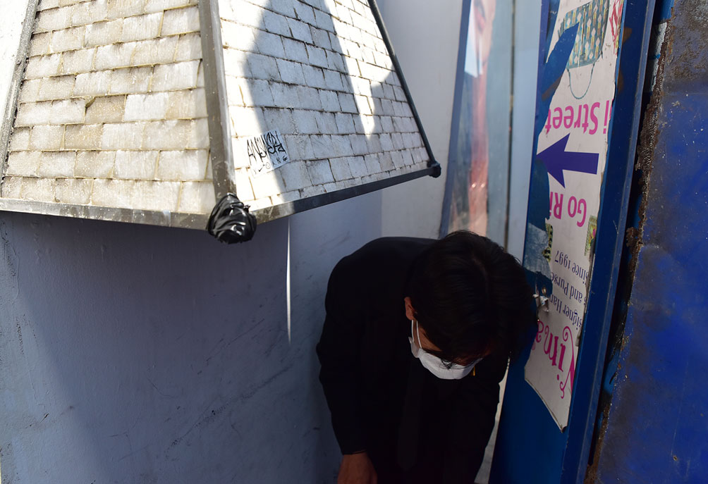 Cảnh người dân luồn lách, cúi đầu bên rào chắn metro sắp tháo dỡ ở trung tâm Sài Gòn - 14