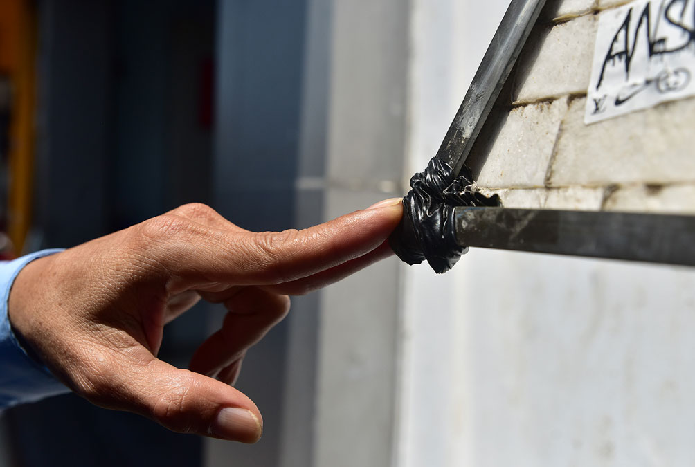 Cảnh người dân luồn lách, cúi đầu bên rào chắn metro sắp tháo dỡ ở trung tâm Sài Gòn - 15