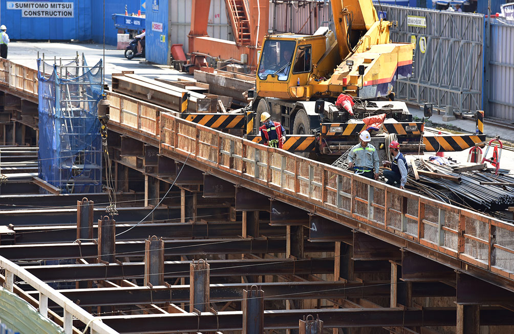 Cảnh người dân luồn lách, cúi đầu bên rào chắn metro sắp tháo dỡ ở trung tâm Sài Gòn - 3