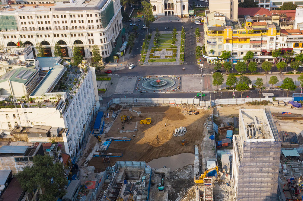 Cảnh người dân luồn lách, cúi đầu bên rào chắn metro sắp tháo dỡ ở trung tâm Sài Gòn - 4
