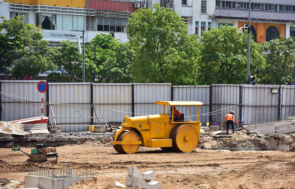 Cảnh người dân luồn lách, cúi đầu bên rào chắn metro sắp tháo dỡ ở trung tâm Sài Gòn - 5