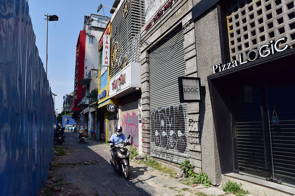 Cảnh người dân luồn lách, cúi đầu bên rào chắn metro sắp tháo dỡ ở trung tâm Sài Gòn - 7