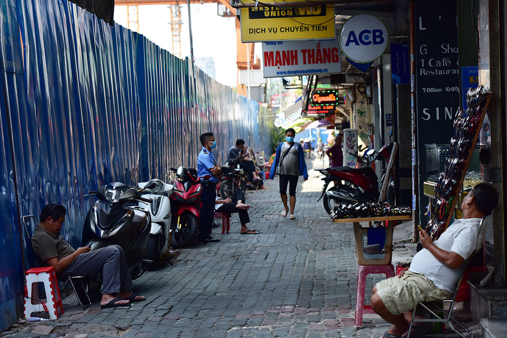 Cảnh người dân luồn lách, cúi đầu bên rào chắn metro sắp tháo dỡ ở trung tâm Sài Gòn - 8