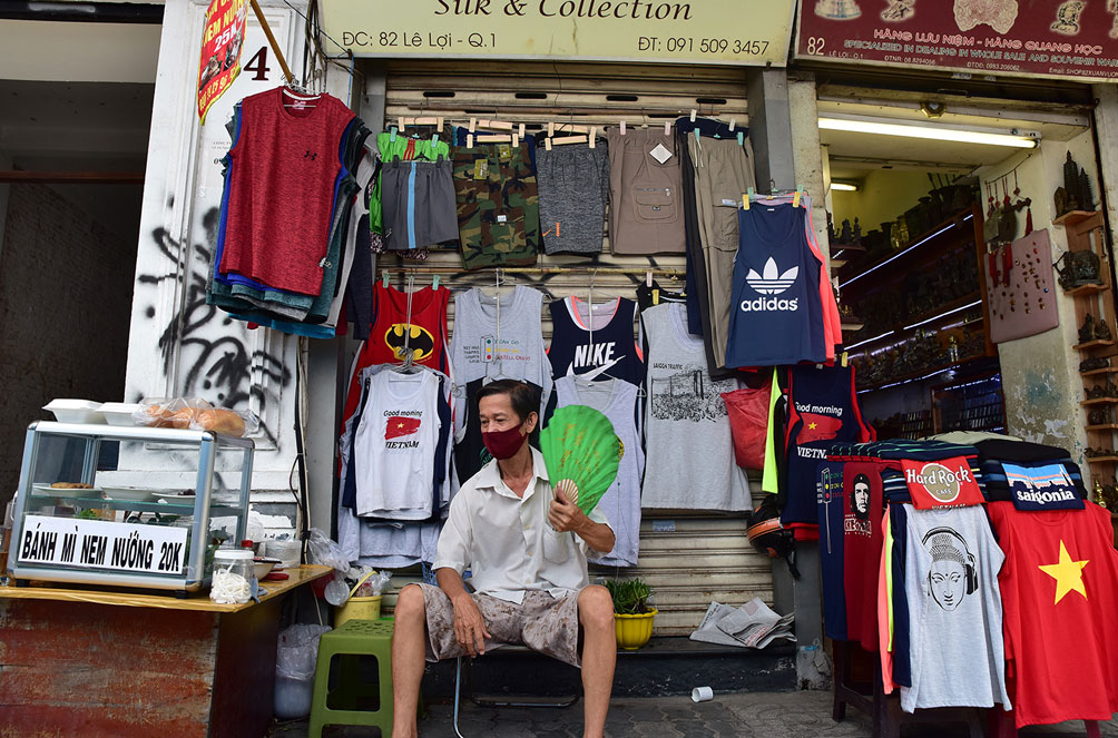 Cảnh người dân luồn lách, cúi đầu bên rào chắn metro sắp tháo dỡ ở trung tâm Sài Gòn - 9