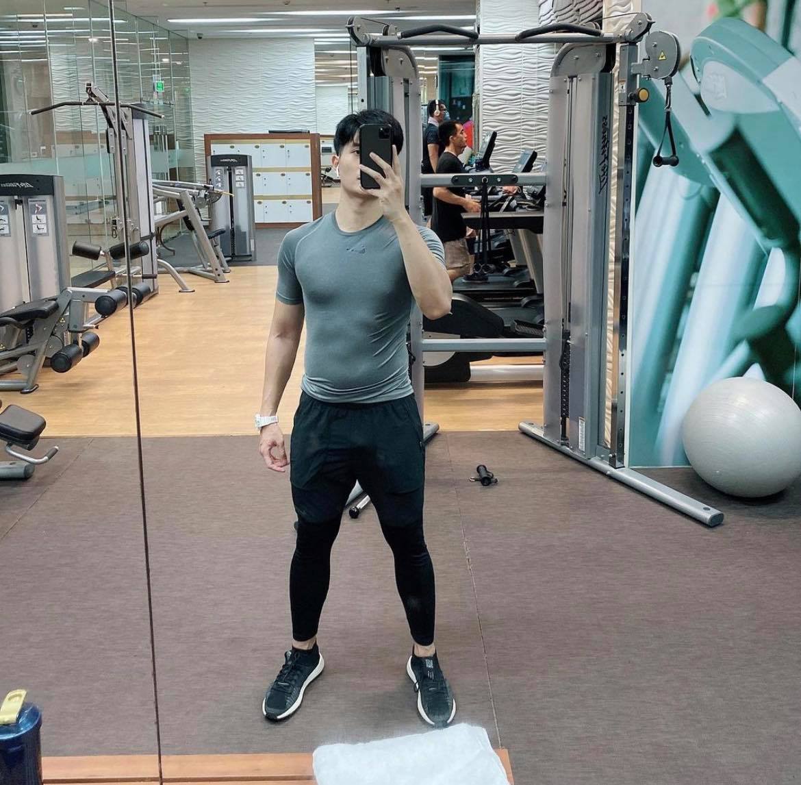 Bạn trai kém 11 tuổi của Lệ Quyên: Gương mặt nam thần, body nóng bỏng - 2