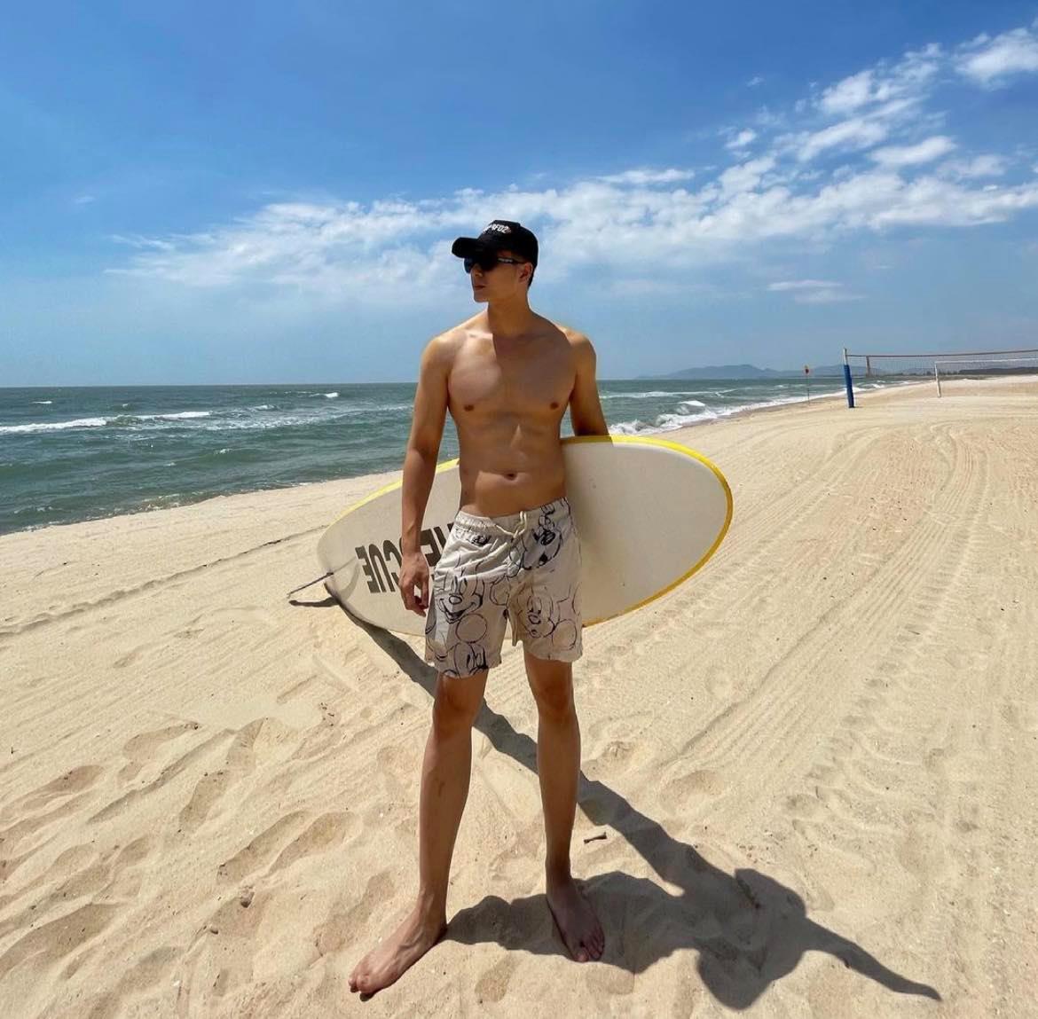 Bạn trai kém 11 tuổi của Lệ Quyên: Gương mặt nam thần, body nóng bỏng - 3