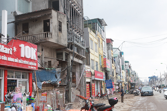 Hà Nội: Nhà “kì dị” trên đường vành đai 2, còn một bức tường vẫn giữ - 10