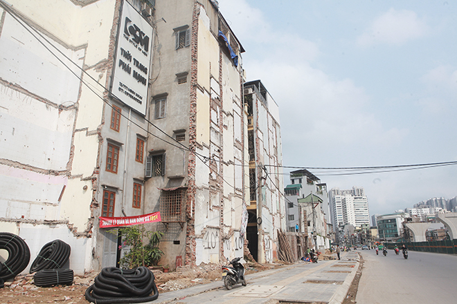 Hà Nội: Nhà “kì dị” trên đường vành đai 2, còn một bức tường vẫn giữ - 2