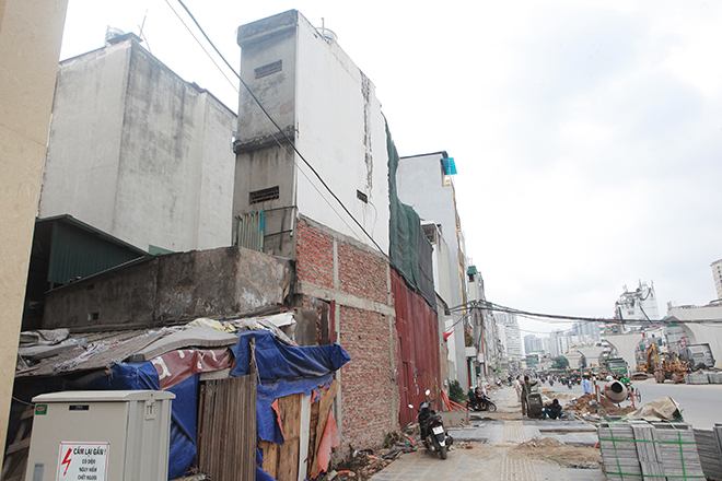 Hà Nội: Nhà “kì dị” trên đường vành đai 2, còn một bức tường vẫn giữ - 4