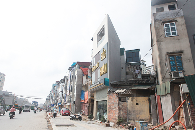 Hà Nội: Nhà “kì dị” trên đường vành đai 2, còn một bức tường vẫn giữ - 7