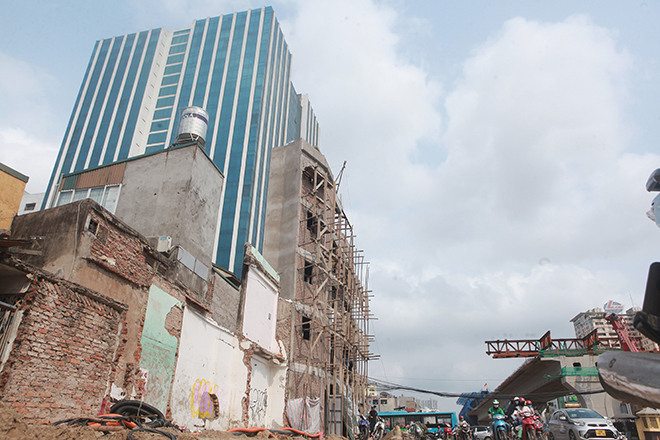 Hà Nội: Nhà “kì dị” trên đường vành đai 2, còn một bức tường vẫn giữ - 8