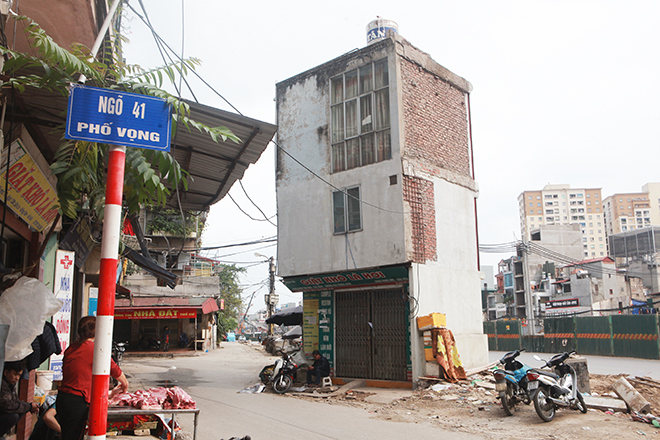 Hà Nội: Nhà “kì dị” trên đường vành đai 2, còn một bức tường vẫn giữ - 9