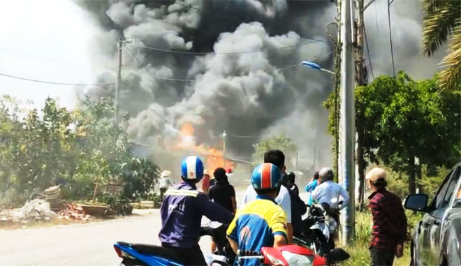 Khói lửa “nhấn chìm” 3 căn nhà ở Sài Gòn - 2