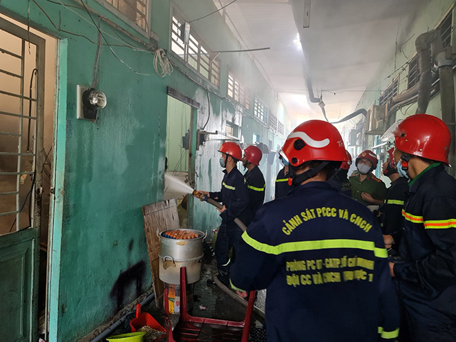 Cháy lớn thiêu rụi kho xưởng lan sang dãy nhà trọ 12 phòng ở Sài Gòn - 2