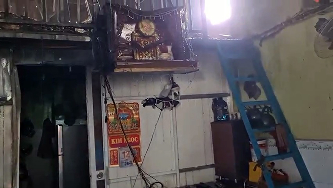 Cháy lớn thiêu rụi kho xưởng lan sang dãy nhà trọ 12 phòng ở Sài Gòn - 3