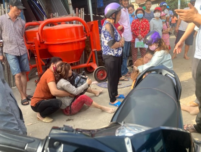 Người thân khóc gào bên thi thể nữ sinh sau tai nạn giao thông - 2