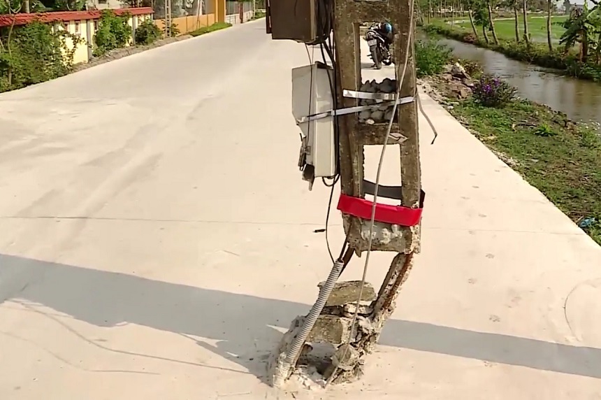 Ninh Bình: 40 cột điện "mọc" chình ình giữa lòng đường, không đơn vị nào nhận trách nhiệm - 2