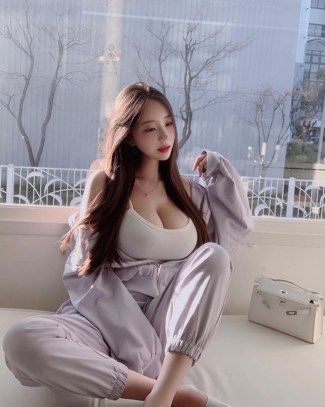 Người đẹp Hàn Quốc che mặt cũng thấy nóng bỏng nhờ vòng 1 "khủng", body "lượn sóng" - 2