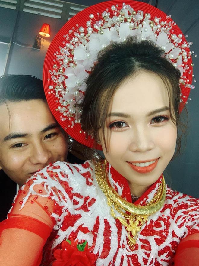 Cô dâu Cà Mau đeo 20 cây vàng, của hồi môn còn &#34;khủng&#34; hơn nhiều - 1