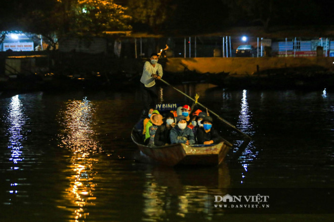Lái đò thức xuyên đêm chờ chở khách đi tham quan chùa Hương - 2