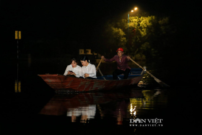 Lái đò thức xuyên đêm chờ chở khách đi tham quan chùa Hương - 3