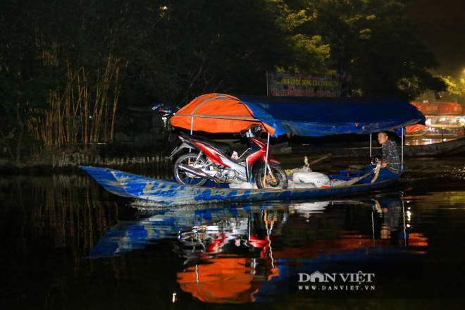 Lái đò thức xuyên đêm chờ chở khách đi tham quan chùa Hương - 6