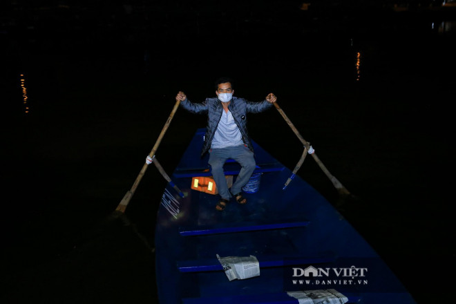 Lái đò thức xuyên đêm chờ chở khách đi tham quan chùa Hương - 5