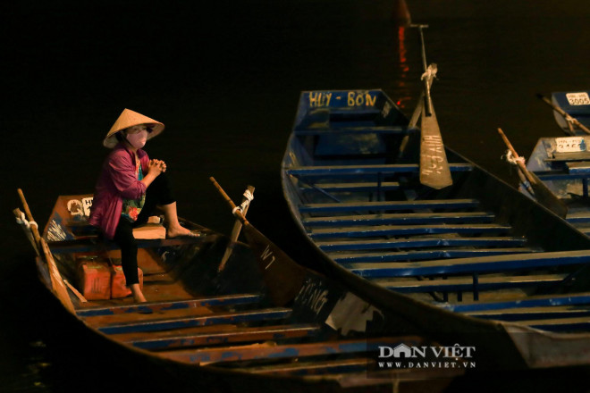 Lái đò thức xuyên đêm chờ chở khách đi tham quan chùa Hương - 4