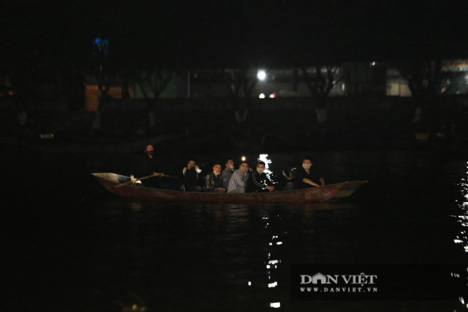 Lái đò thức xuyên đêm chờ chở khách đi tham quan chùa Hương - 7