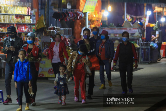 Lái đò thức xuyên đêm chờ chở khách đi tham quan chùa Hương - 8