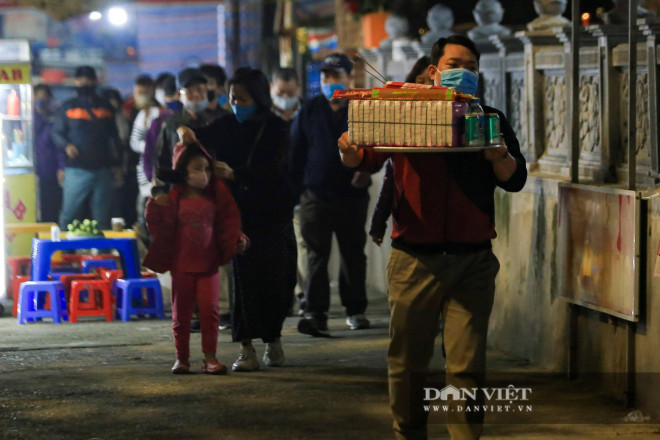 Lái đò thức xuyên đêm chờ chở khách đi tham quan chùa Hương - 9