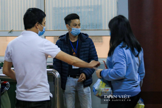 Lái đò thức xuyên đêm chờ chở khách đi tham quan chùa Hương - 10