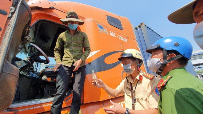 Lật tẩy "thuật ẩn thân" của nhóm tài xế làm chuyện mờ ám ở cảng Cát Lái - 3