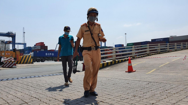 Lật tẩy "thuật ẩn thân" của nhóm tài xế làm chuyện mờ ám ở cảng Cát Lái - 2