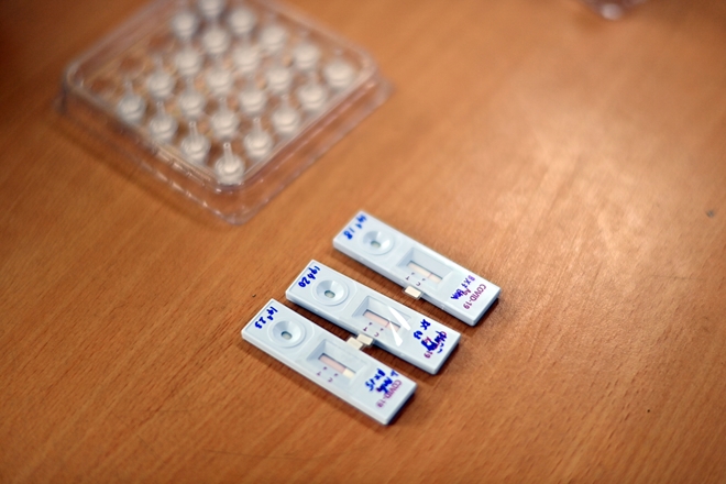 Hà Nội test nhanh COVID-19 cho người dân khu vực nguy cơ cao - 6