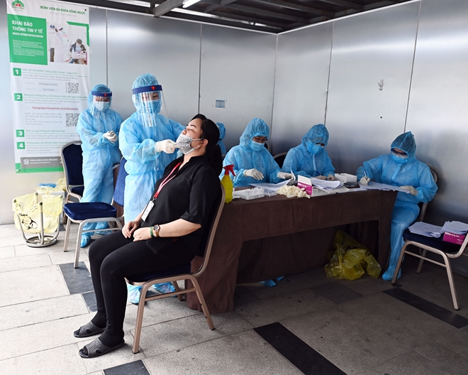 Hà Nội test nhanh COVID-19 cho người dân khu vực nguy cơ cao - 8