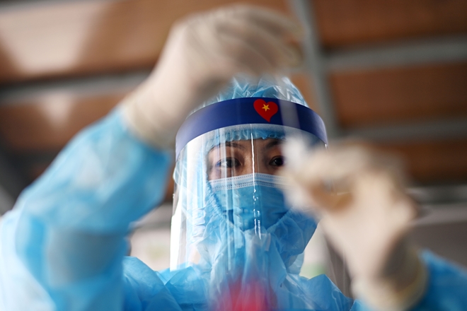 Hà Nội test nhanh COVID-19 cho người dân khu vực nguy cơ cao - 11