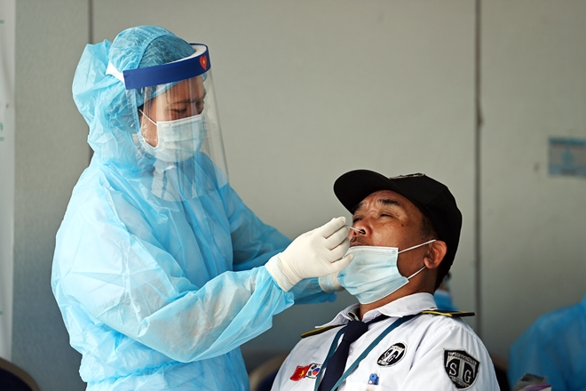 Hà Nội test nhanh COVID-19 cho người dân khu vực nguy cơ cao - 10
