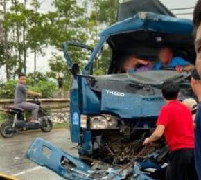 Xe tải đấu đầu xe container, tài xế và người phụ nữ mắc kẹt trong cabin biến dạng - 2