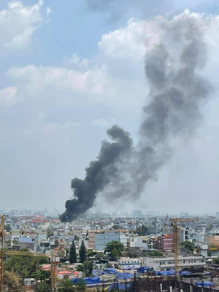 Cháy lớn ở Sài Gòn thiêu rụi ô tô, xe máy - 2