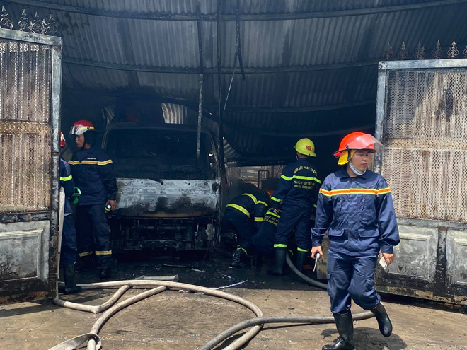 Cháy lớn ở Sài Gòn thiêu rụi ô tô, xe máy - 3