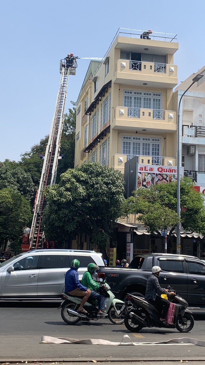 Cháy lớn ở Sài Gòn thiêu rụi ô tô, xe máy - 4