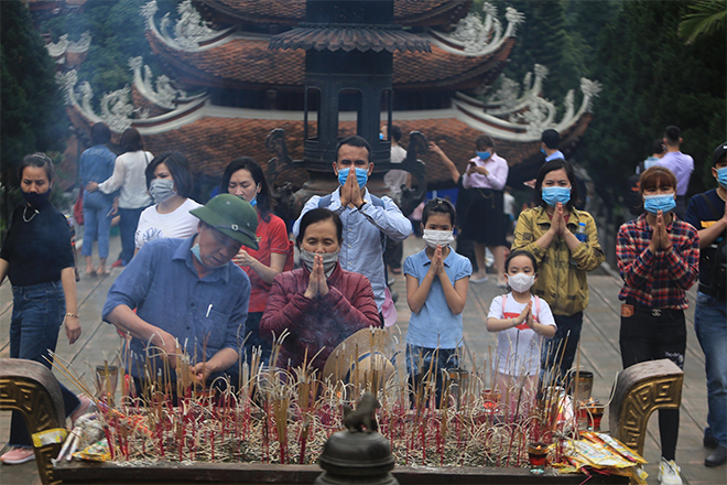 Trẩy hội chùa Hương, du khách tranh thủ “sát phạt” trên thuyền - 10