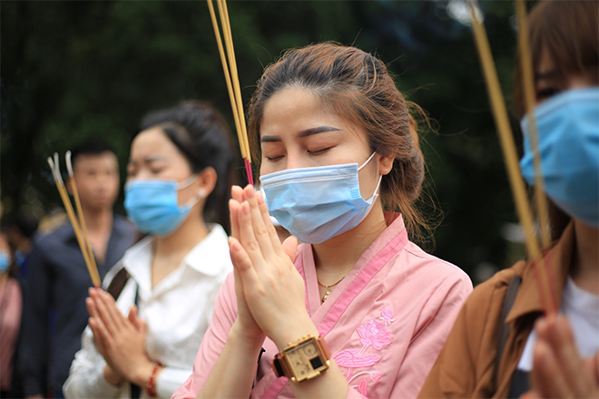 Trẩy hội chùa Hương, du khách tranh thủ “sát phạt” trên thuyền - 12