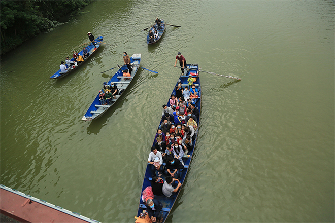 Trẩy hội chùa Hương, du khách tranh thủ “sát phạt” trên thuyền - 2
