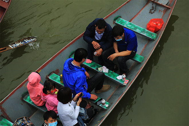 Trẩy hội chùa Hương, du khách tranh thủ “sát phạt” trên thuyền - 3